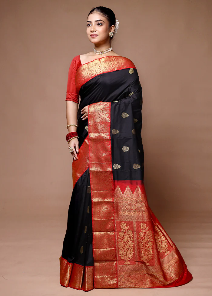 Black Handloom Kanchipuram Pure Silk Saree With Blouse Piece - Image 4