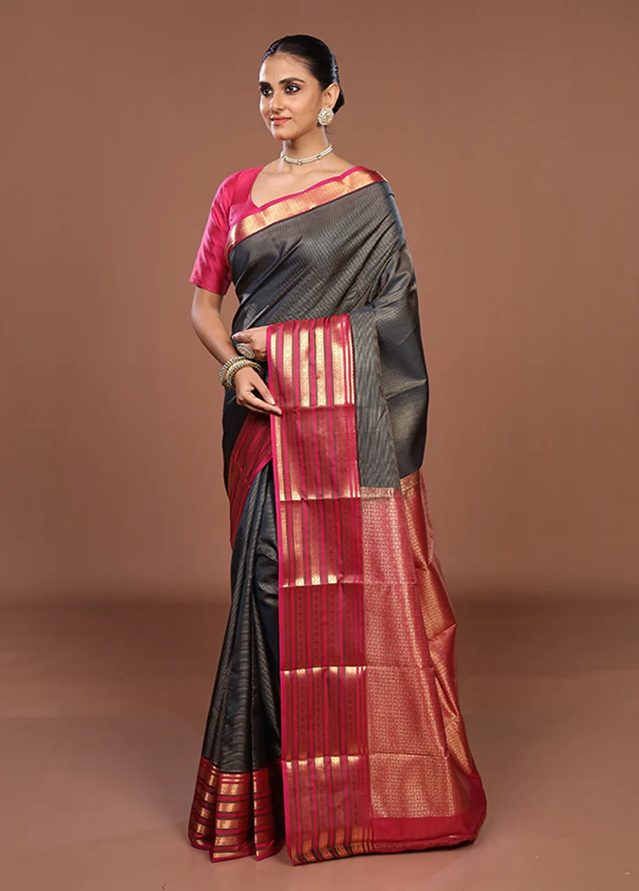 Black Handloom Kanjivaram Pure Silk Saree With Blouse Piece - Image 4
