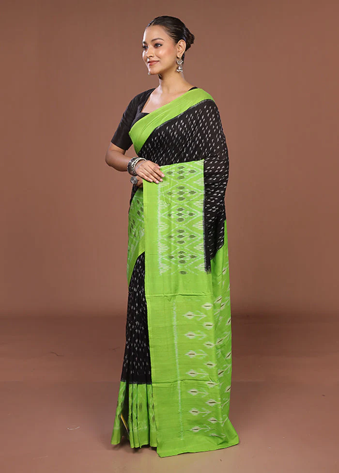 Black Ikkat Cotton Saree With Blouse Piece - Image 4