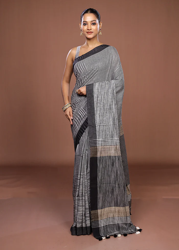 Black Matka Silk Saree With Blouse Piece - Image 2