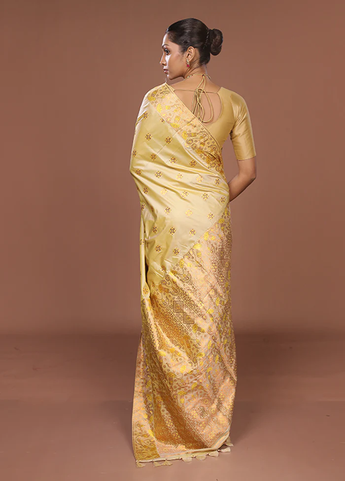 Cream Assam Silk Saree With Blouse Piece - Image 3