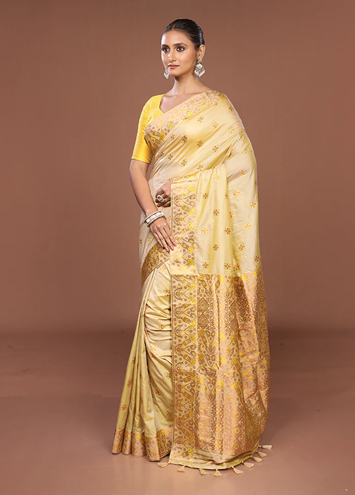 Cream Assam Silk Saree With Blouse Piece - Image 4