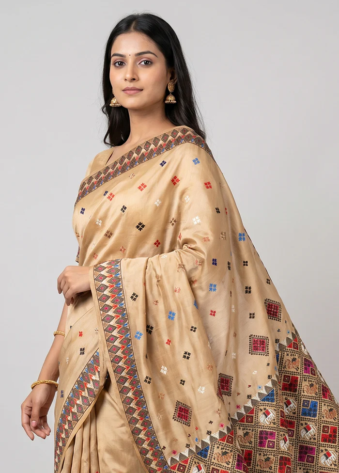 Cream Assam Silk Saree With Blouse Piece - Image 2