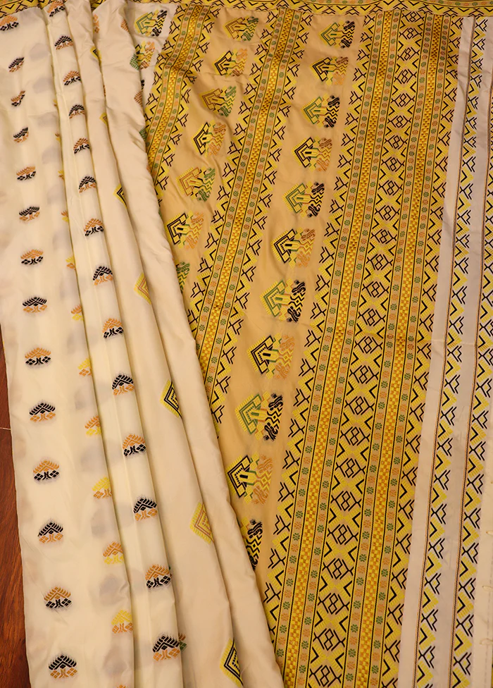 Cream Assam Silk Saree With Blouse Piece - Image 3