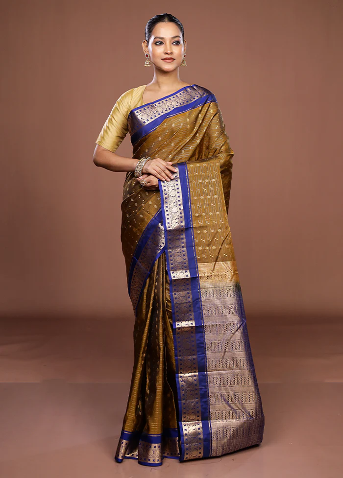 Green Handloom Kanjivaram Pure Silk Saree With Blouse Piece - Image 2