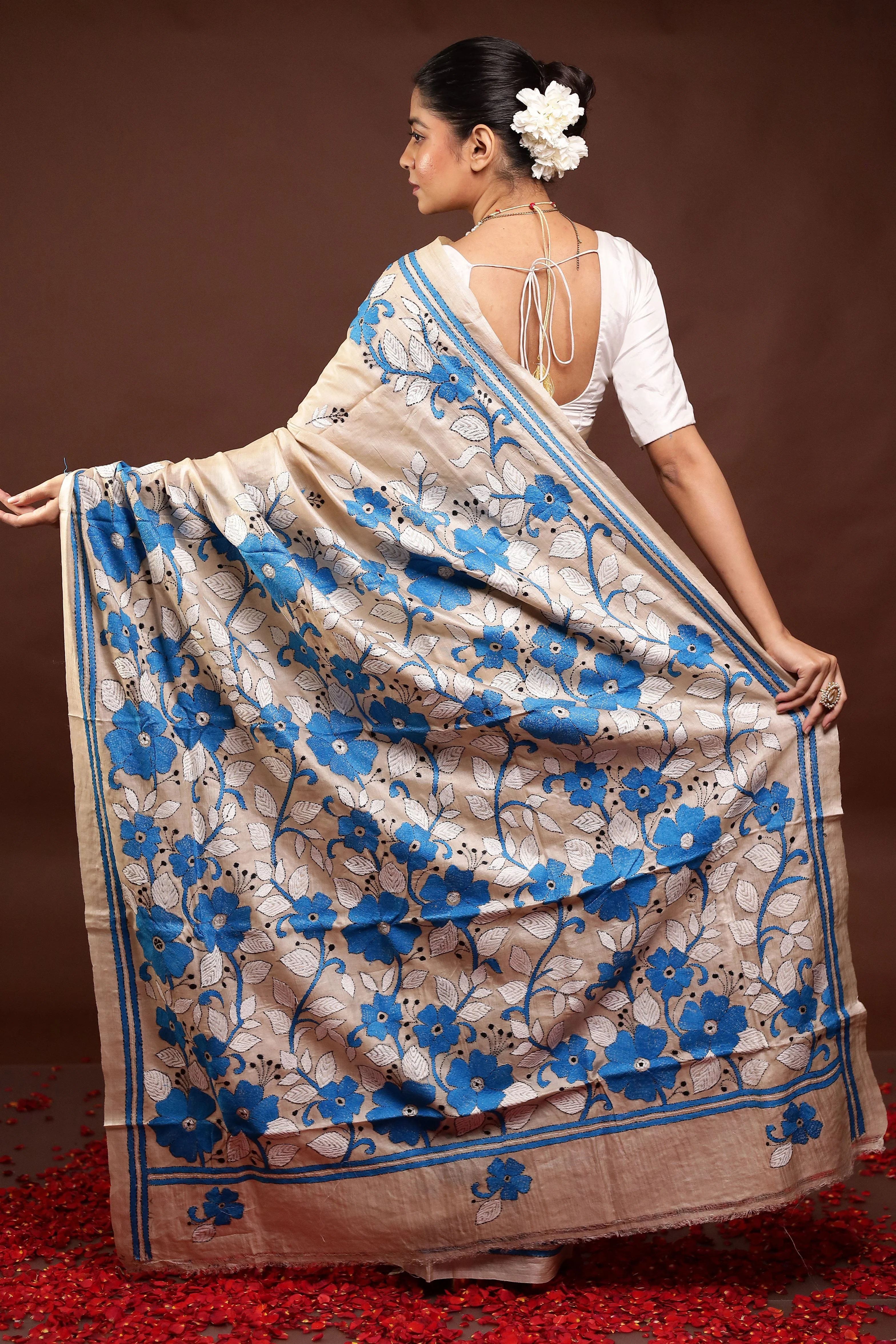 Cream Handloom Kantha Stitch Pure Silk Saree With Blouse Piece - Image 4