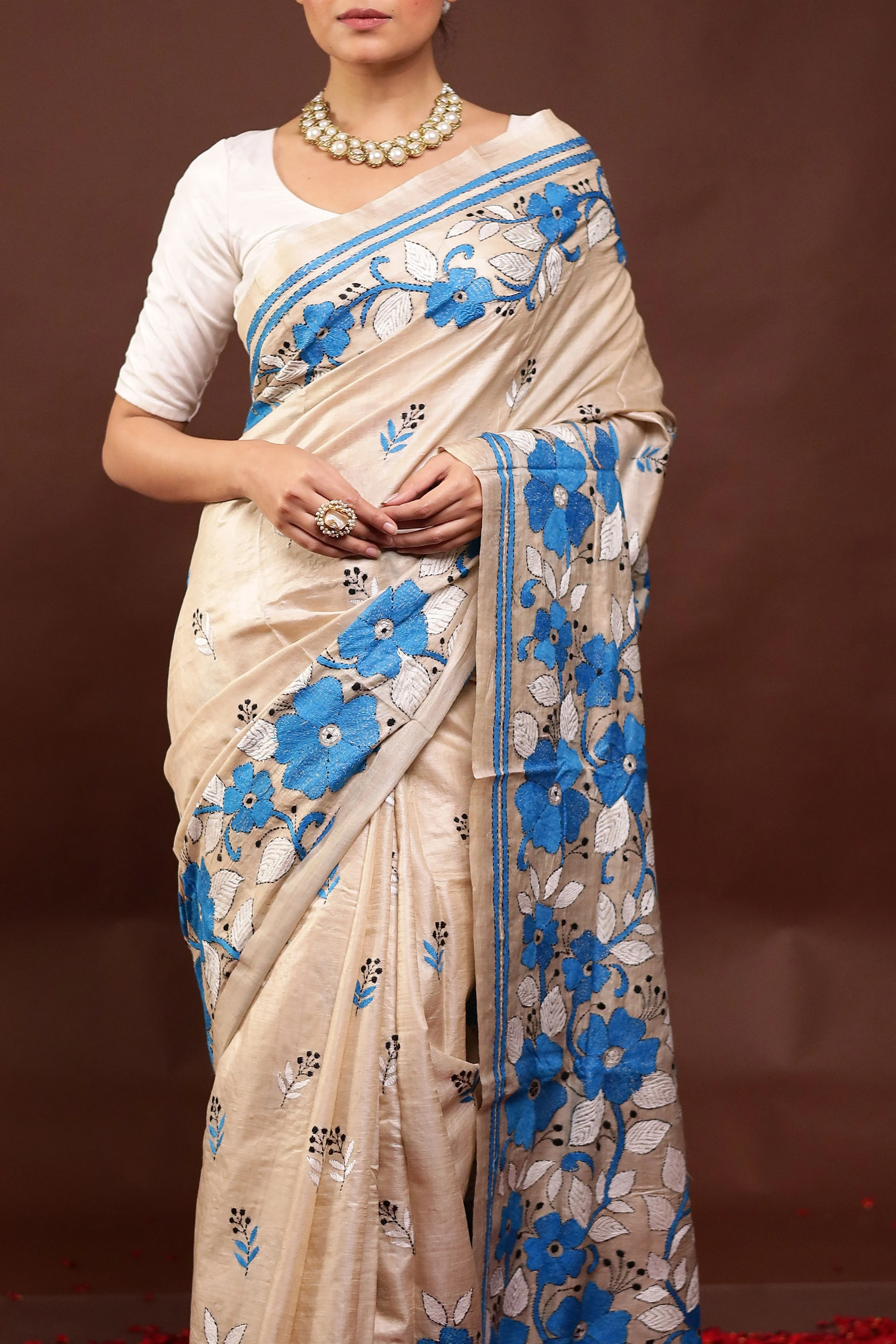 Cream Handloom Kantha Stitch Pure Silk Saree With Blouse Piece - Image 5