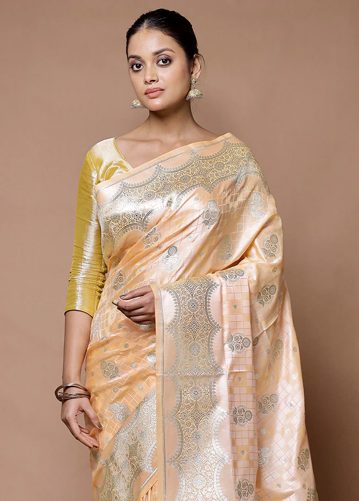Cream Tanchoi Silk Saree With Blouse Piece - Image 2