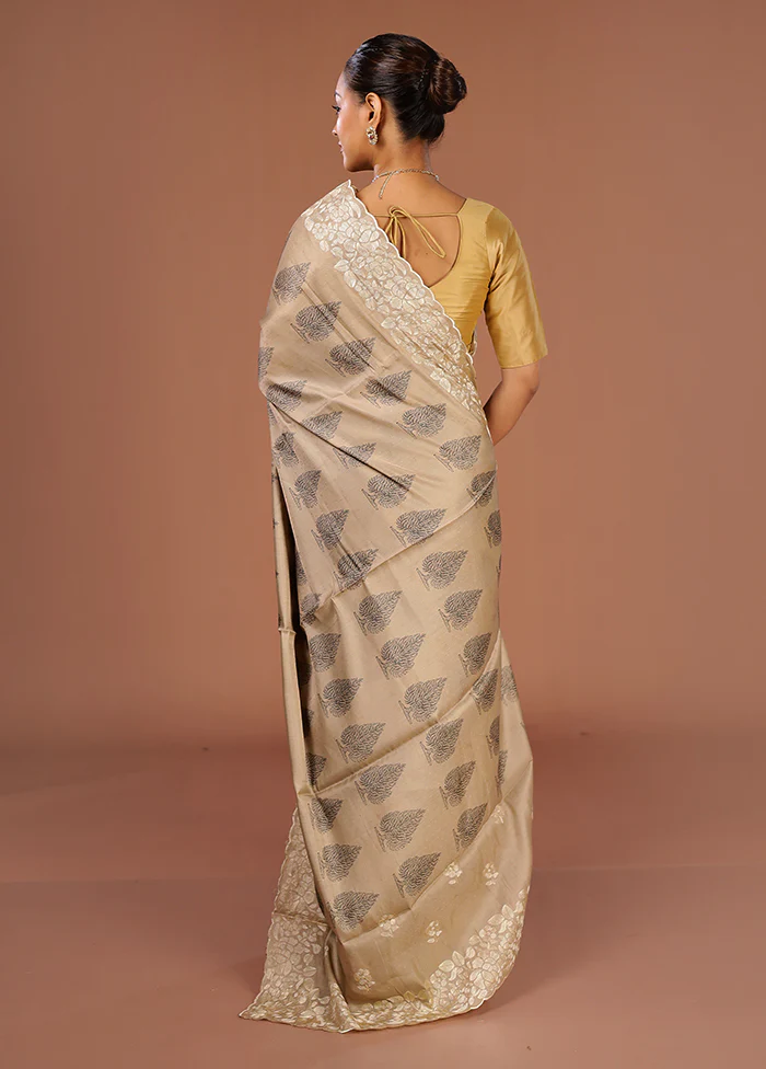 Cream Tussar Silk Saree With Blouse Piece - Image 3
