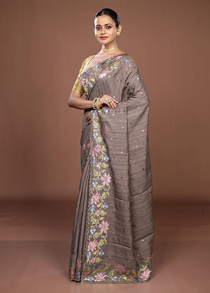 Cream Tussar Silk Saree With Blouse Piece - Image 4