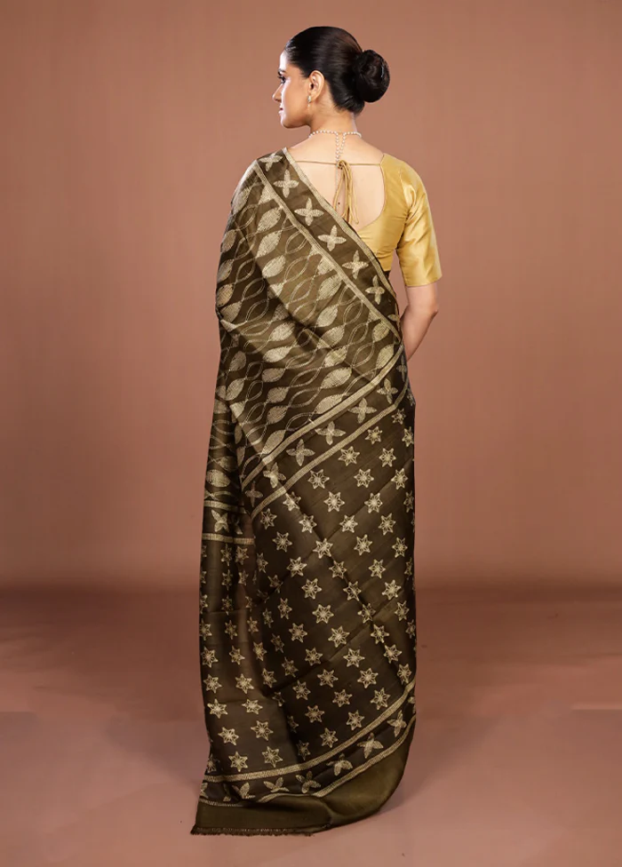 Cream Tussar Silk Saree With Blouse Piece - Image 3