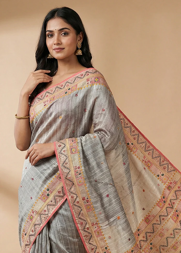 Cream Tussar Silk Saree With Blouse Piece - Image 2