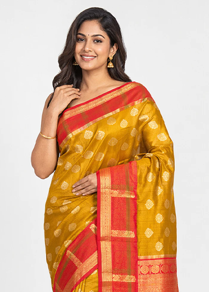 Green Handloom Kanchipuram Pure Silk Saree With Blouse Piece - Image 2
