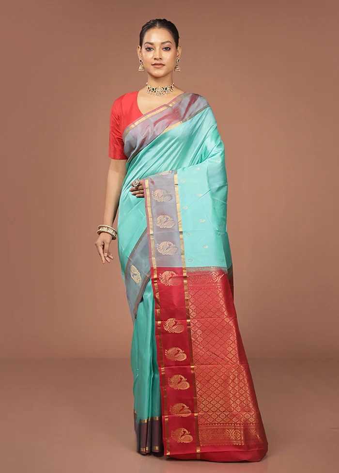 Green Handloom Kanjivaram Pure Silk Saree With Blouse Piece - Image 2