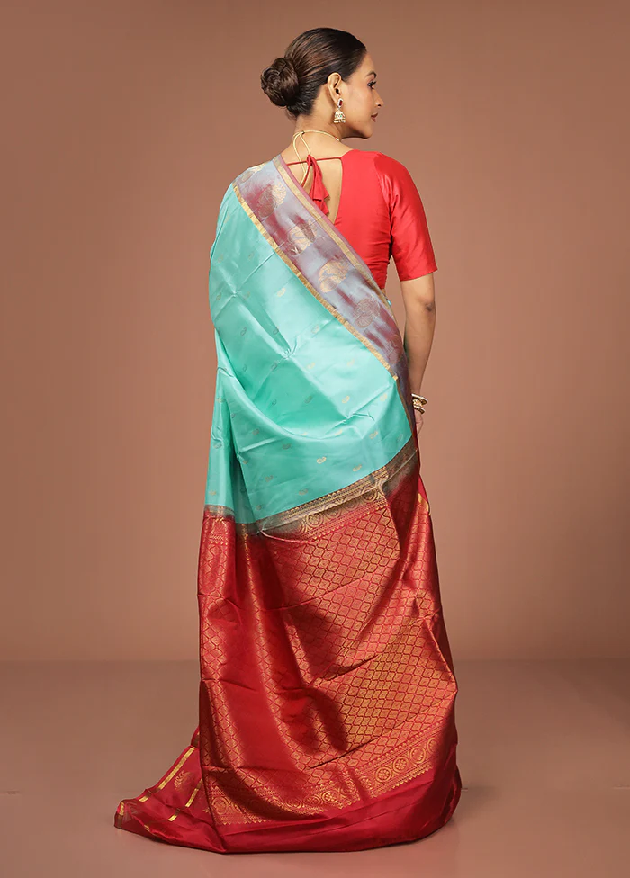Green Handloom Kanjivaram Pure Silk Saree With Blouse Piece - Image 3