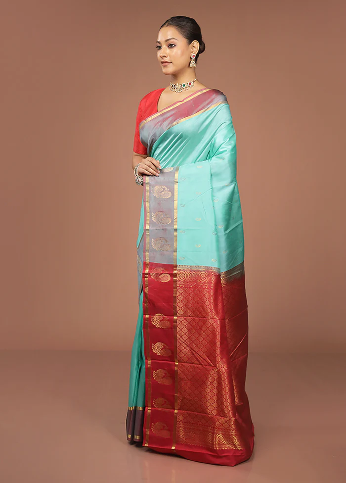 Green Handloom Kanjivaram Pure Silk Saree With Blouse Piece - Image 4