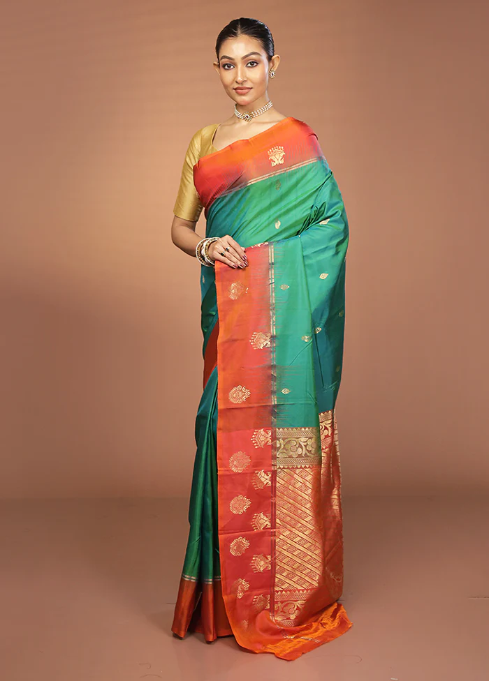 Green Handloom Kanjivaram Pure Silk Saree With Blouse Piece - Image 4