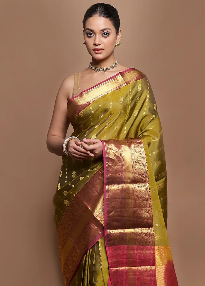 Green Handloom Kanjivaram Pure Silk Saree With Blouse Piece - Image 2