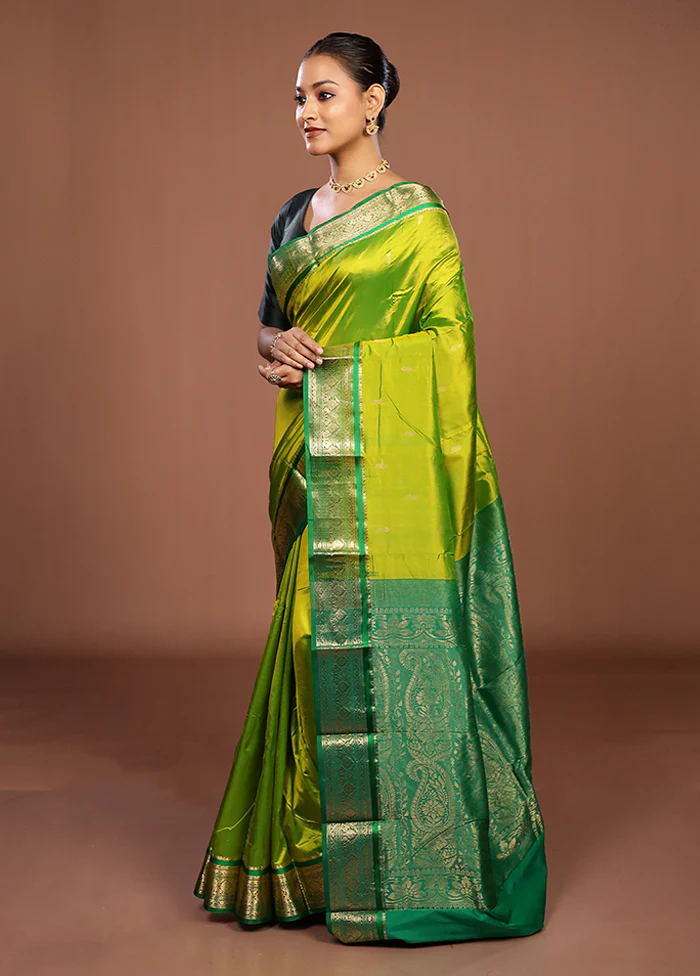 Green Handloom Kanjivaram Pure Silk Saree With Blouse Piece - Image 4