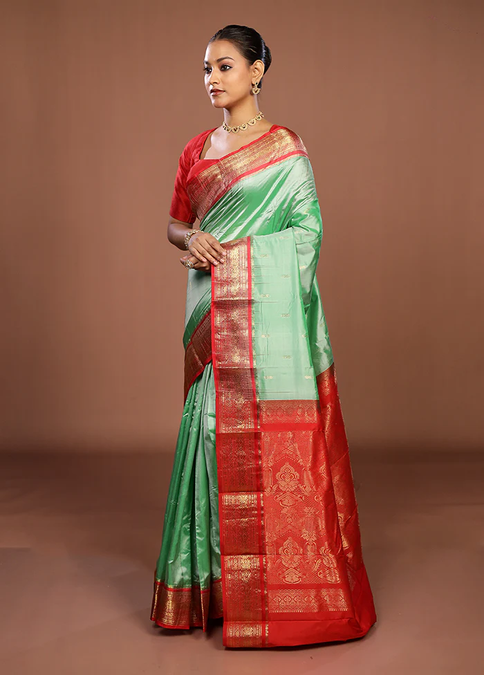 Green Handloom Kanjivaram Pure Silk Saree With Blouse Piece - Image 4