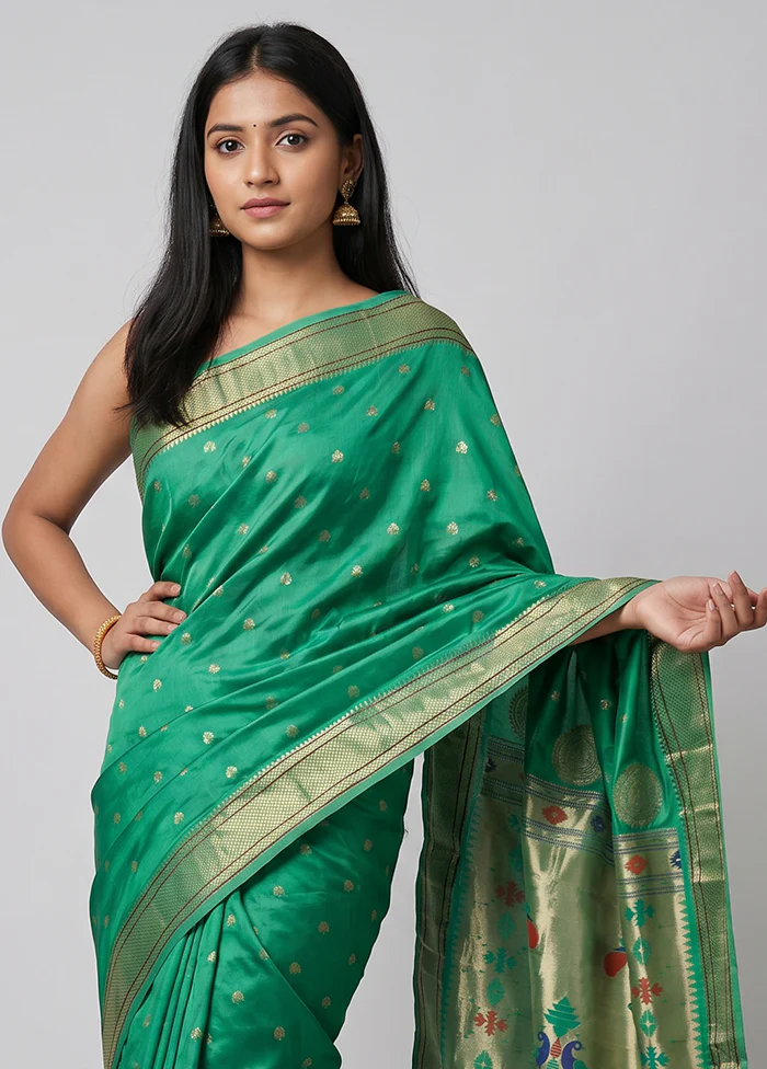 Green Handloom Kanjivaram Pure Silk Saree With Blouse Piece - Image 2