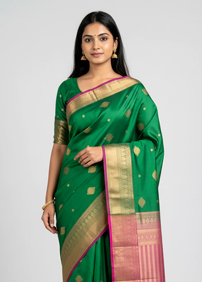 Green Handloom Kanjivaram Pure Silk Saree With Blouse Piece - Image 2