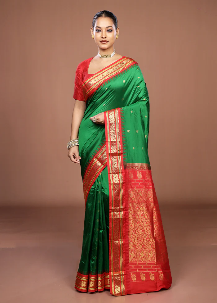 Green Handloom Kanjivaram Pure Silk Saree With Blouse Piece - Image 2