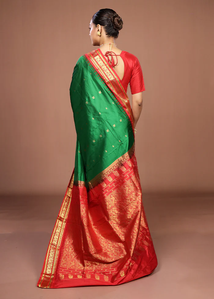 Green Handloom Kanjivaram Pure Silk Saree With Blouse Piece - Image 3