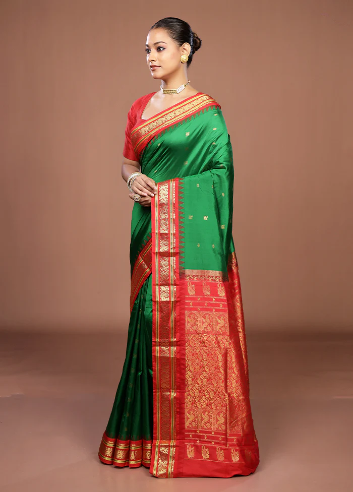 Green Handloom Kanjivaram Pure Silk Saree With Blouse Piece - Image 4