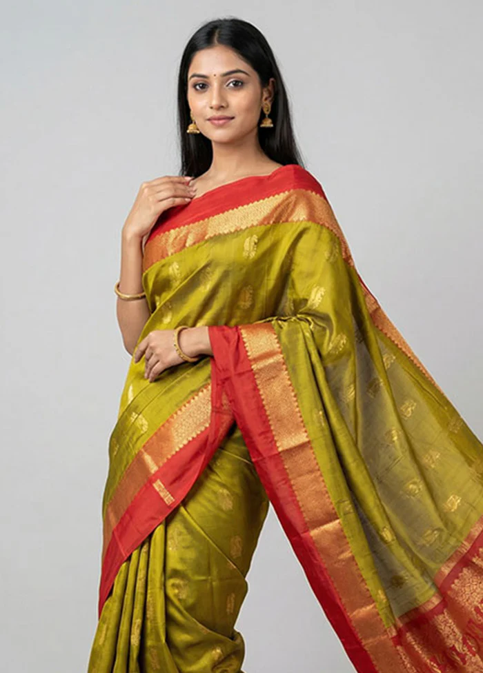 Green Handloom Kanjivaram Pure Silk Saree With Blouse Piece - Image 2