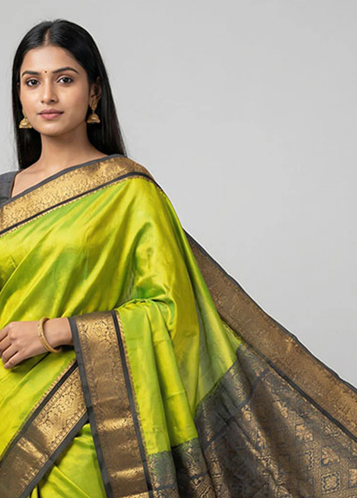 Green Handloom Kanjivaram Pure Silk Saree With Blouse Piece - Image 2