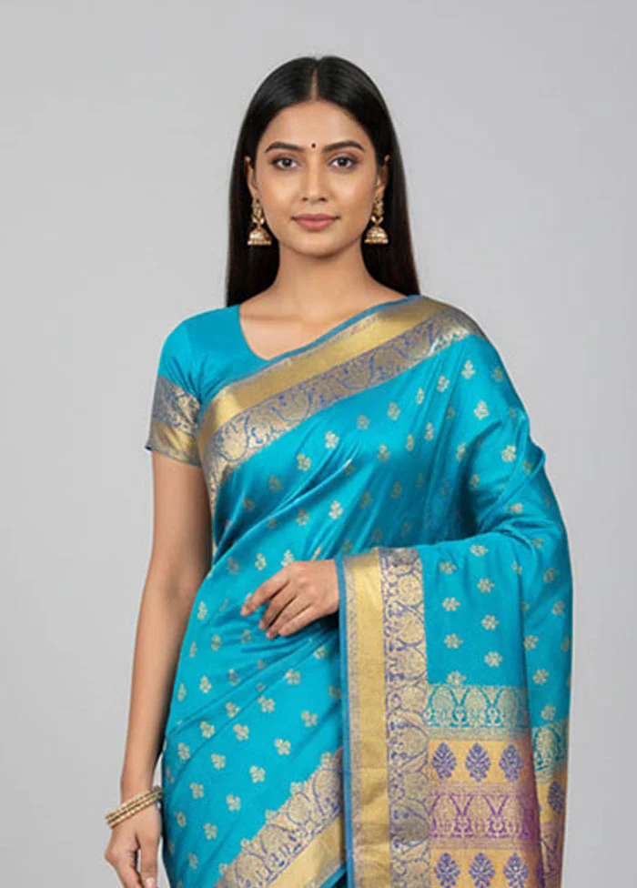 Green Handloom Kanjivaram Pure Silk Saree With Blouse Piece - Image 2
