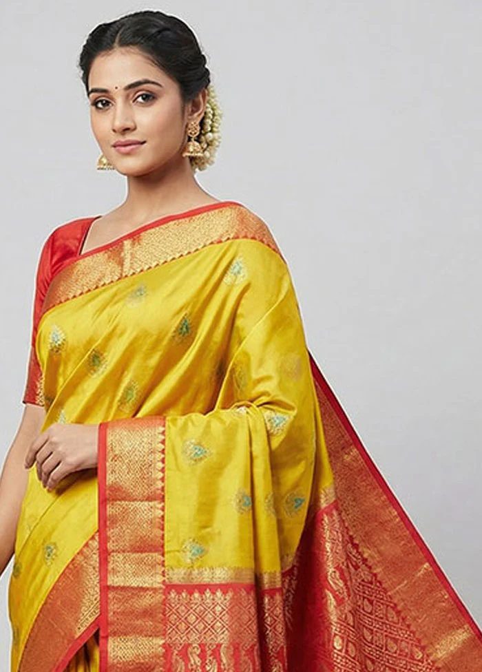Green Handloom Kanjivaram Pure Silk Saree With Blouse Piece - Image 2