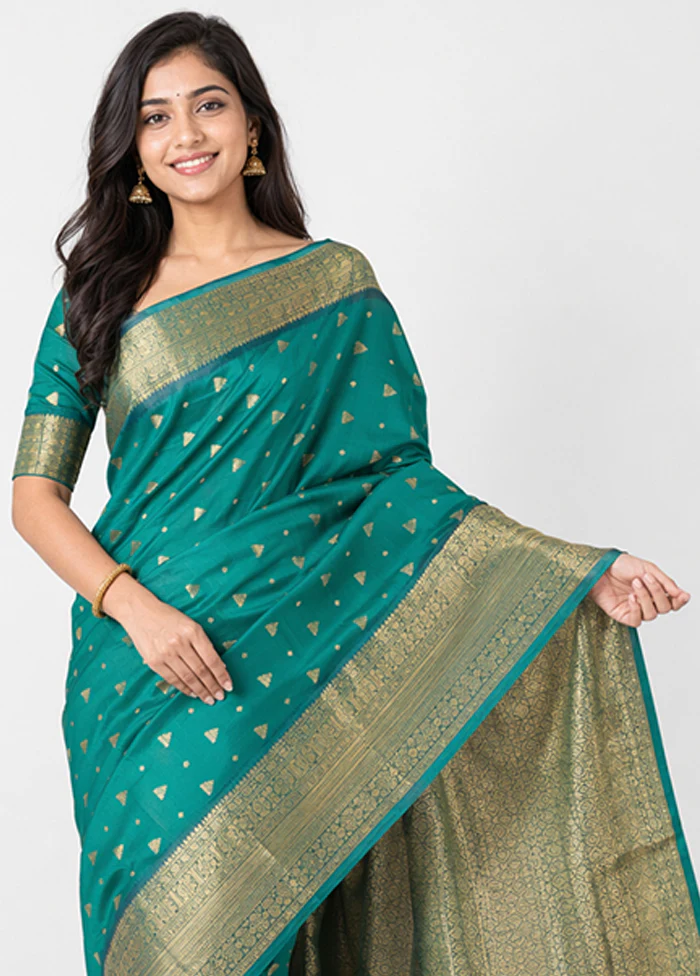 Green Handloom Kanjivaram Pure Silk Saree With Blouse Piece - Image 2