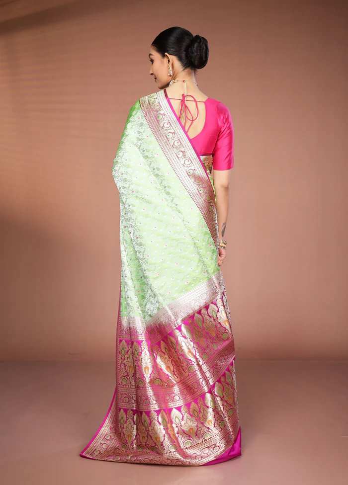 Green Handloom Tanchoi Pure Silk Saree With Blouse Piece - Image 3
