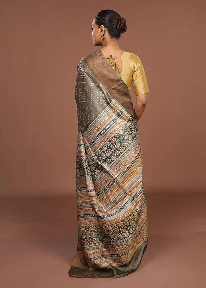 Green Handloom Tussar Pure Silk Saree With Blouse Piece - Image 3
