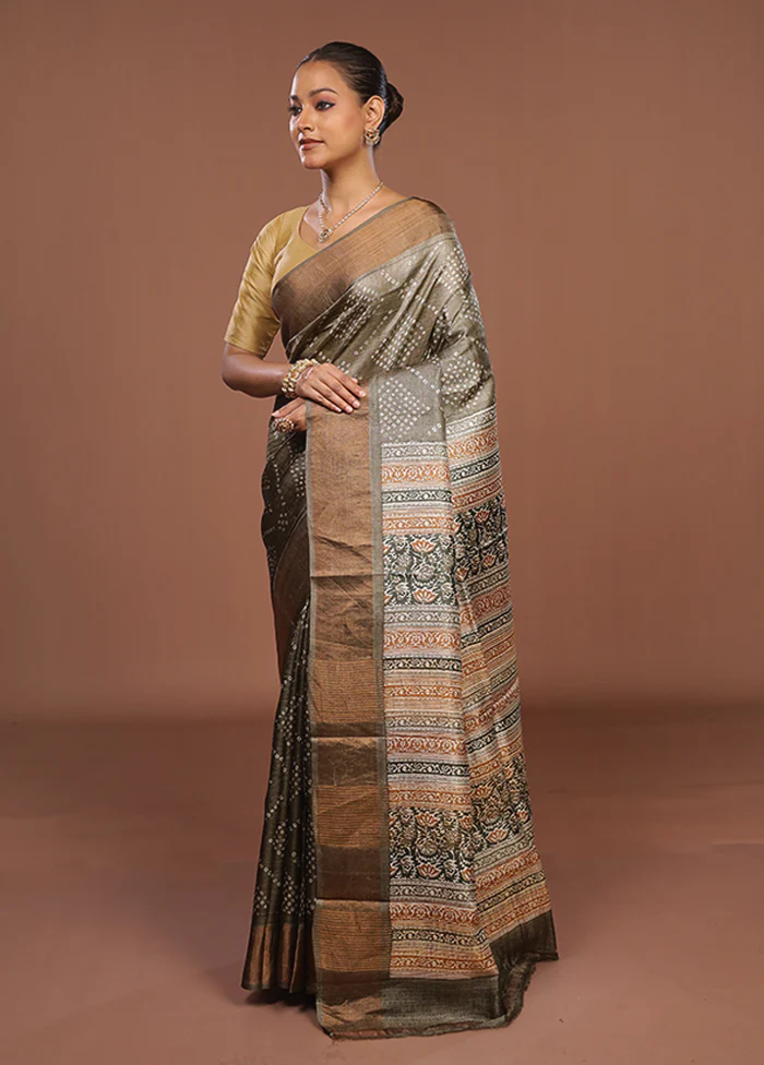 Green Handloom Tussar Pure Silk Saree With Blouse Piece - Image 4