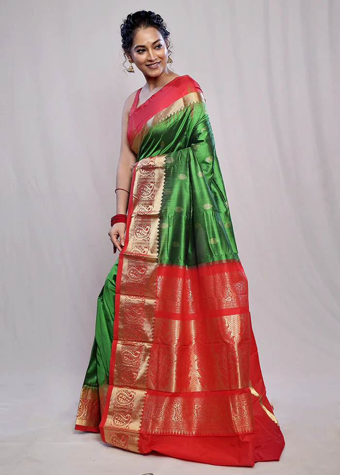 Green Kanjivaram Pure Silk Saree With Blouse Piece - Image 5