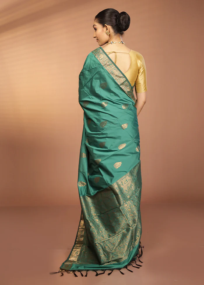 Green Kanjivaram Silk Saree With Blouse Piece - Image 3