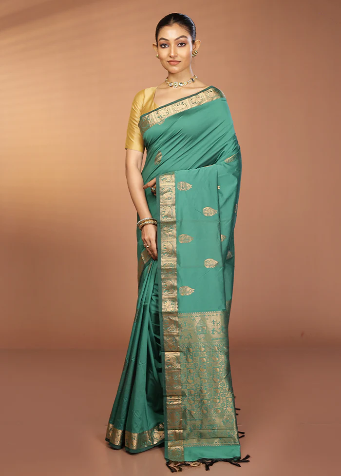Green Kanjivaram Silk Saree With Blouse Piece - Image 4