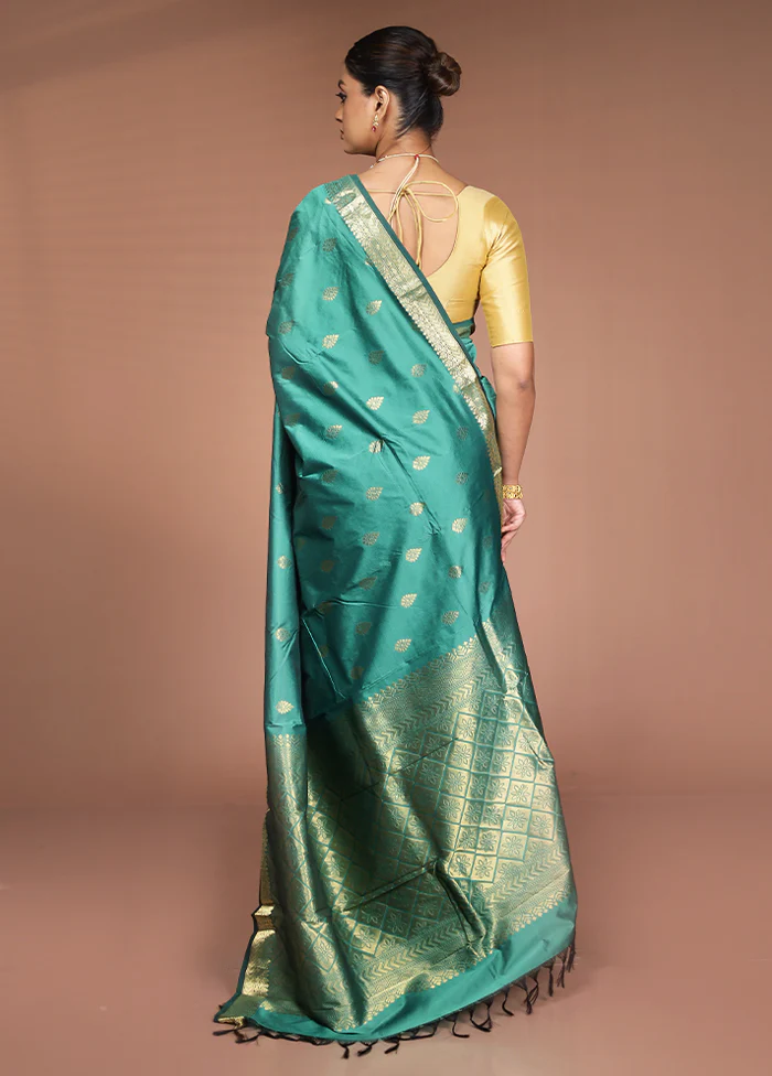 Green Kanjivaram Silk Saree With Blouse Piece - Image 3