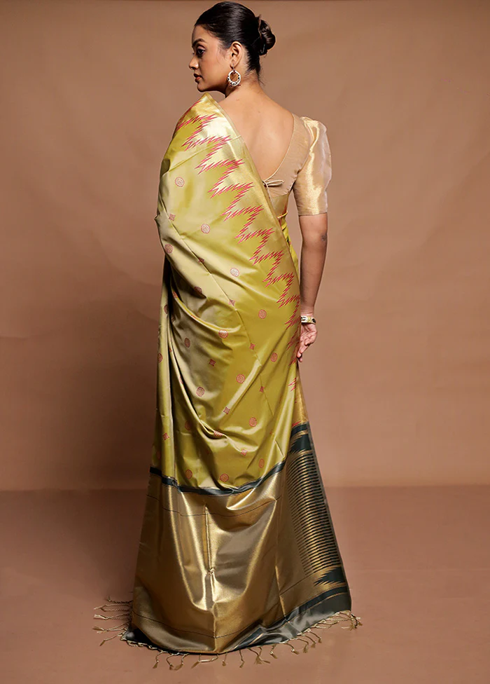 Green Kanjivaram Silk Saree With Blouse Piece - Image 3