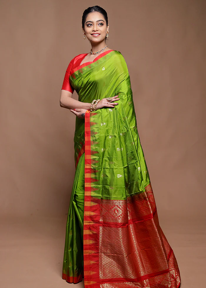 Green Kanjivaram Silk Saree With Blouse Piece - Image 4