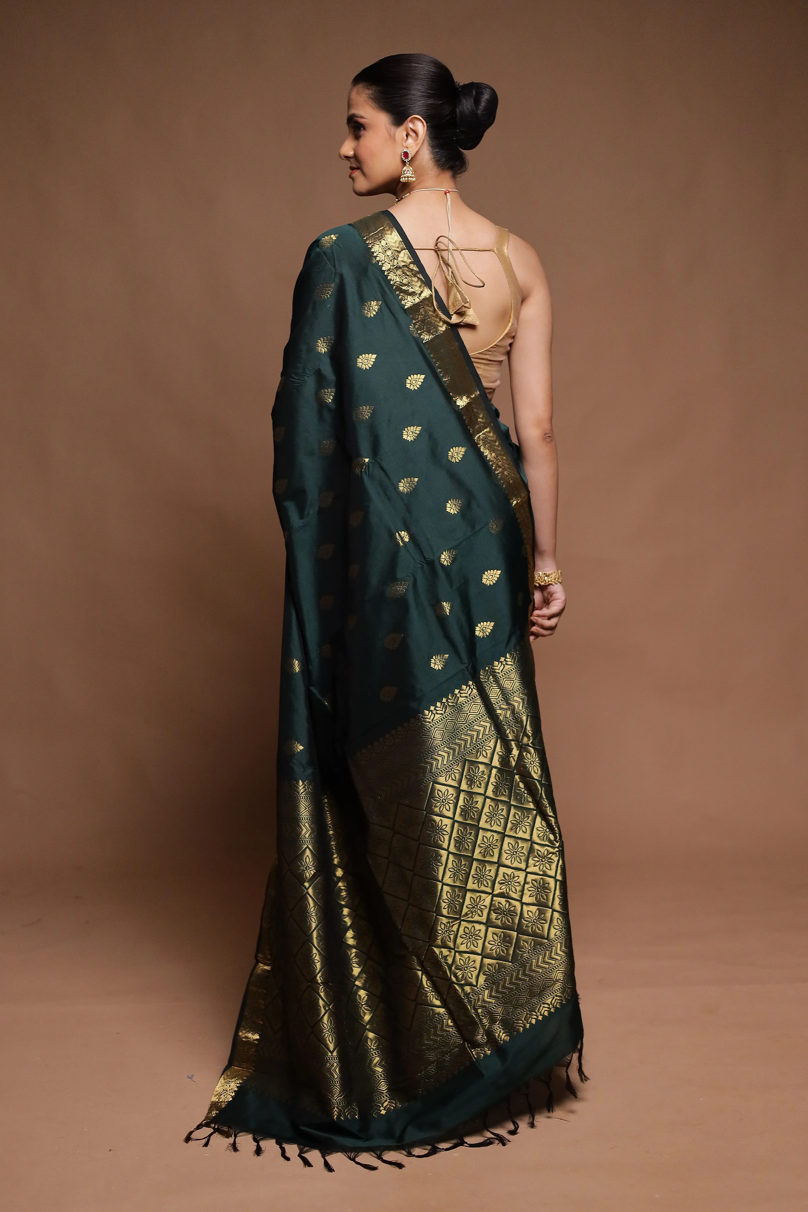 Green Kanjivaram Silk Saree With Blouse Piece - Image 3