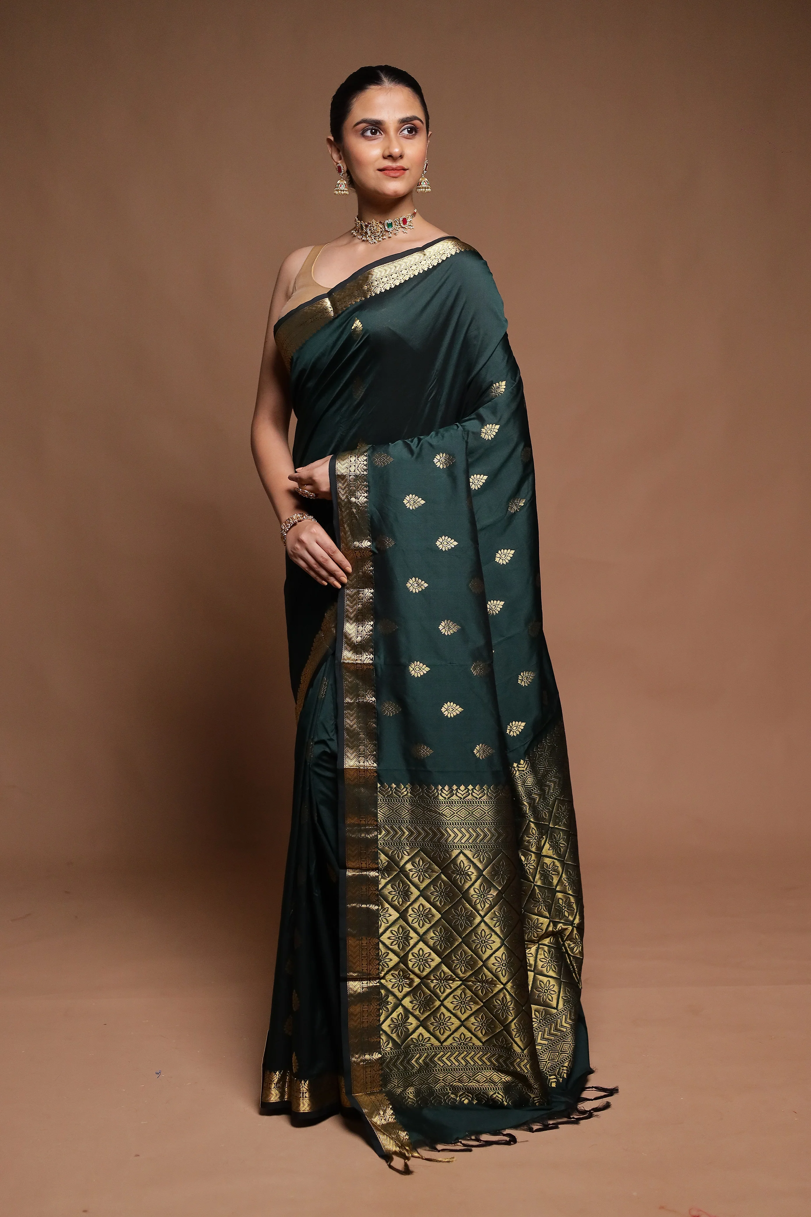 Green Kanjivaram Silk Saree With Blouse Piece - Image 4
