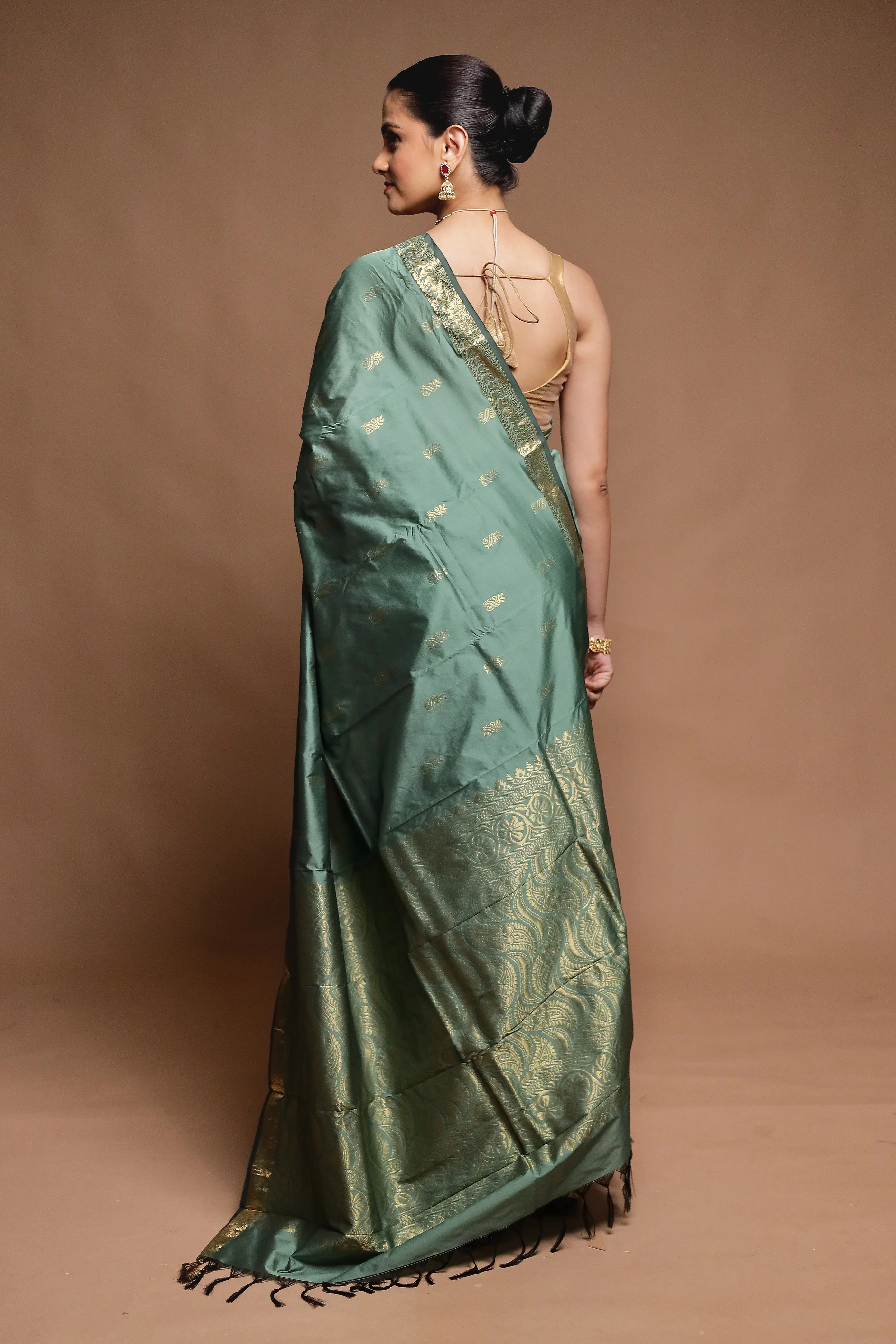 Green Kanjivaram Silk Saree With Blouse Piece - Image 3