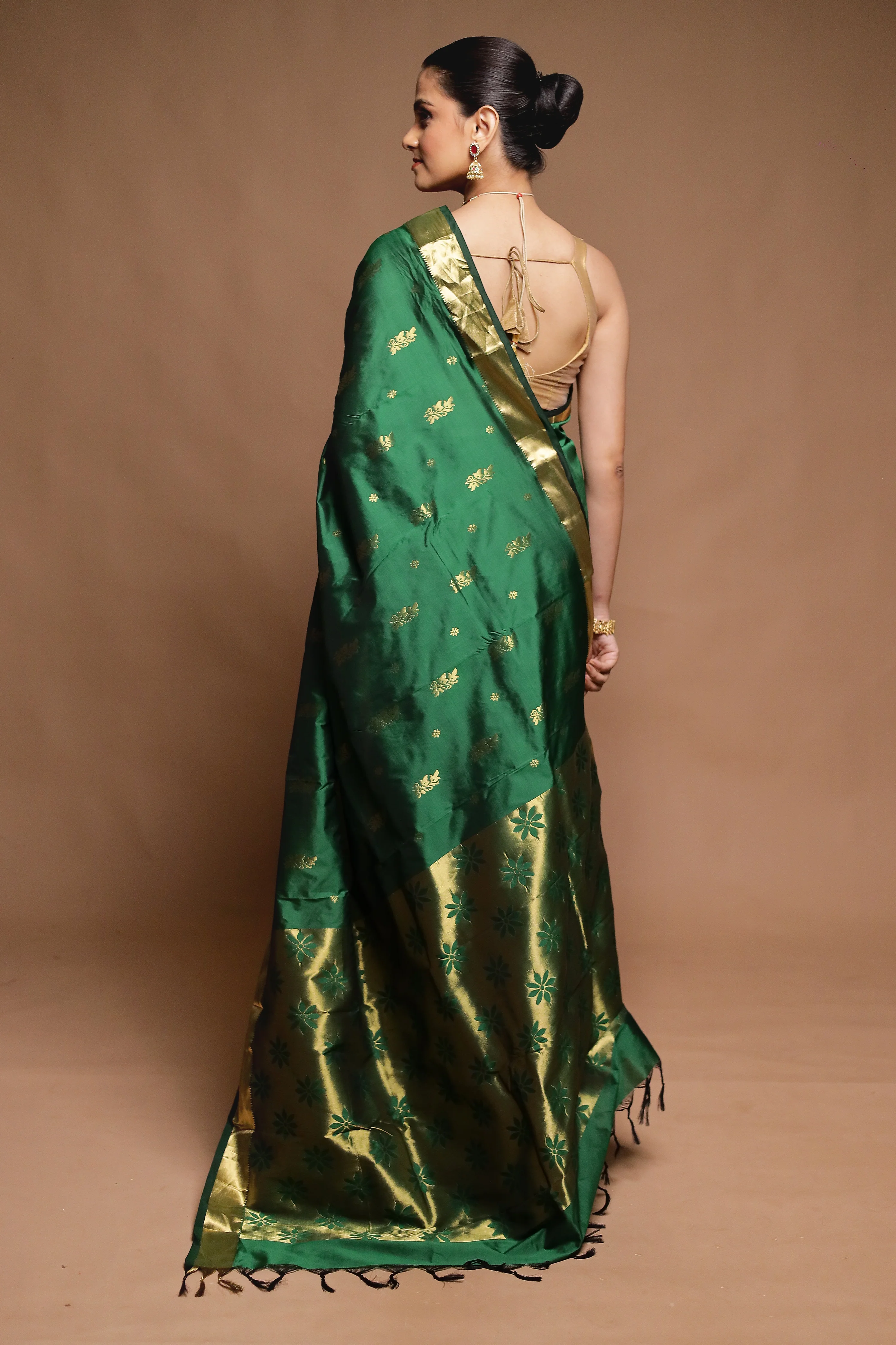 Green Kanjivaram Silk Saree With Blouse Piece - Image 3