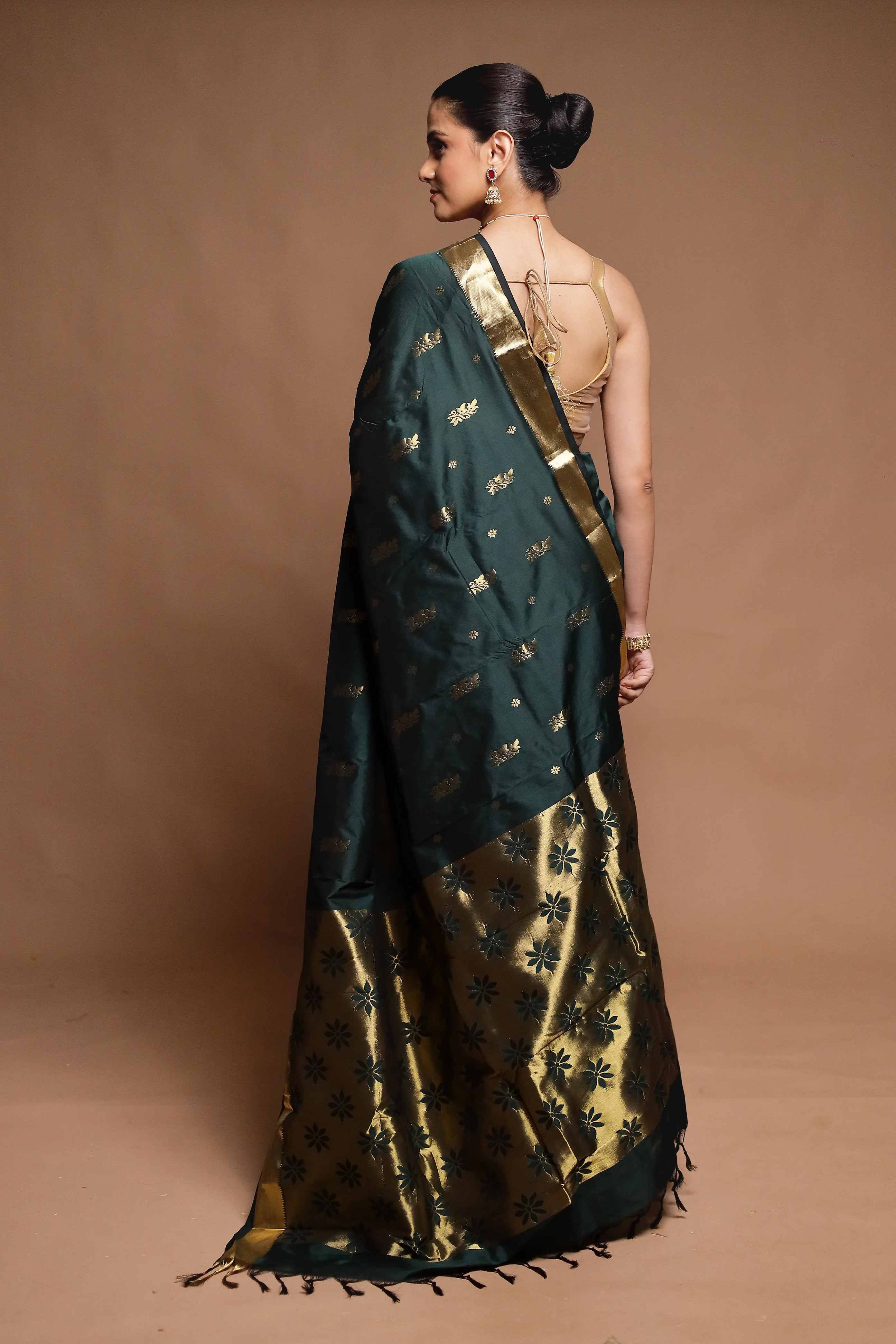 Green Kanjivaram Silk Saree With Blouse Piece - Image 3