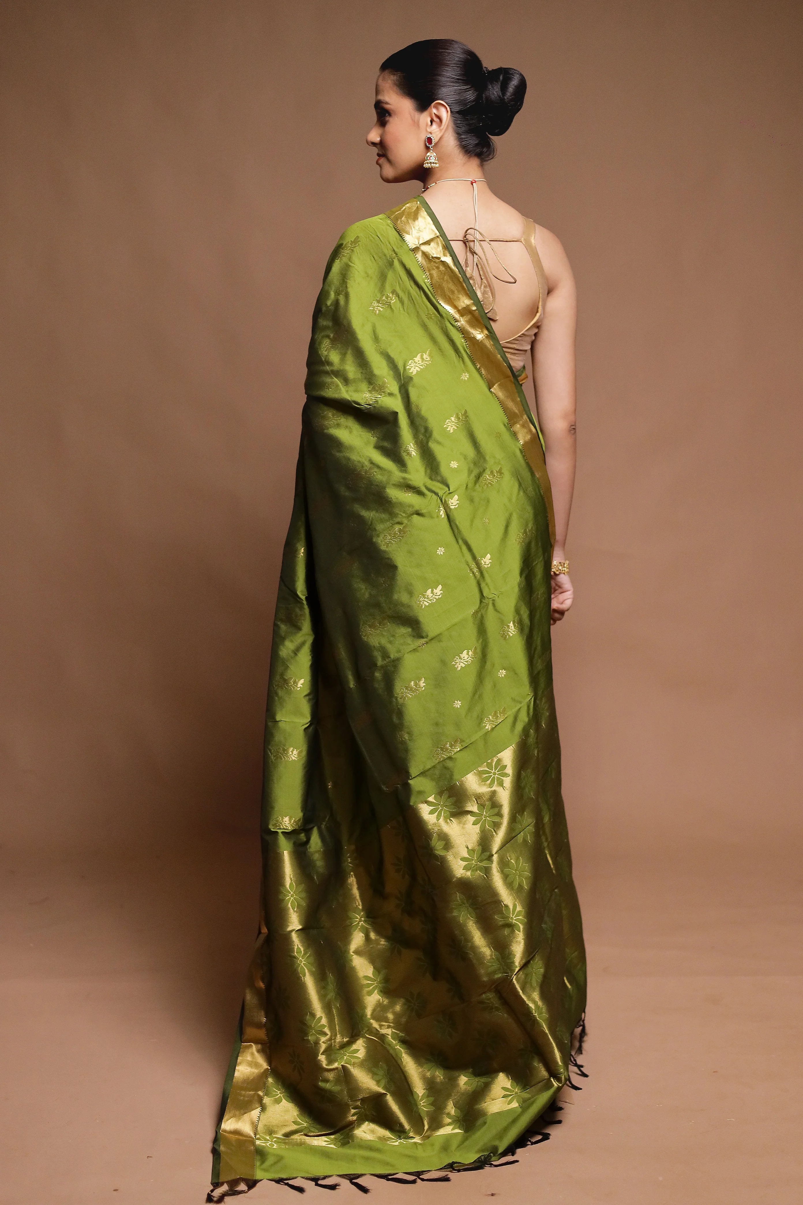 Green Kanjivaram Silk Saree With Blouse Piece - Image 3