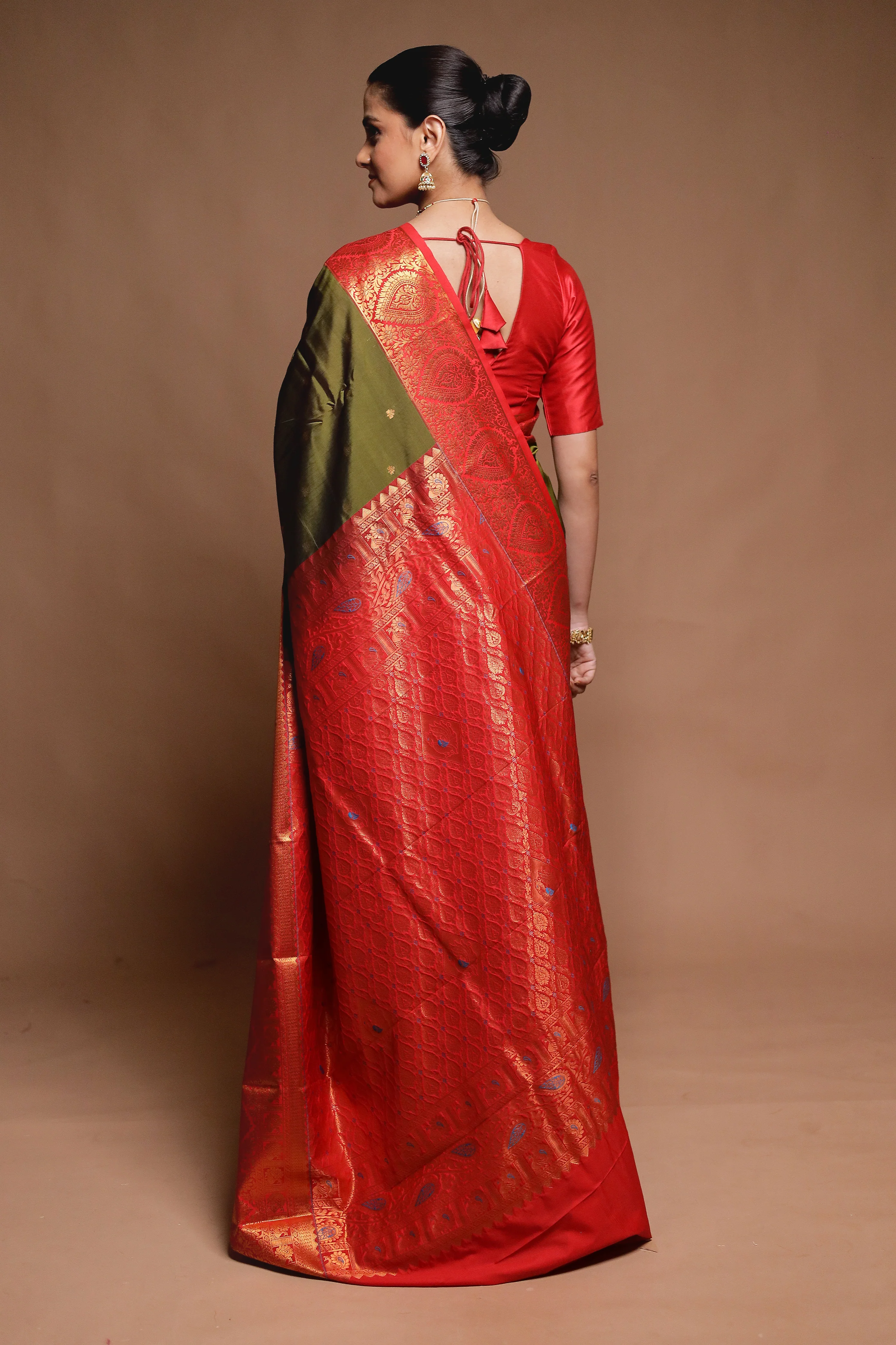 Green Kanjivaram Silk Saree With Blouse Piece - Image 3